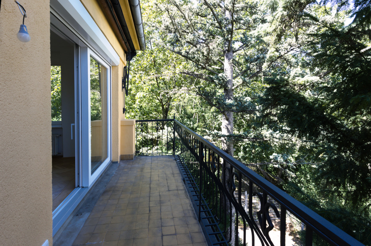 Strassenseitiger Balkon